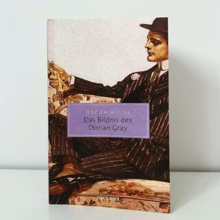 [Werbung ohne Auftrag] 🧑‍🎨 »Das Bildnis des Dorian Gray« ist der einzige Roman von Oscar Wilde und handelt von einem jungen und attraktiven Mann, der ein Porträt besitzt, das an seiner Stelle altert. Die Erstausgabe erschien im Jahr 1890. Der Roman gehört zu den Klassikern der Literatur, deshalb ist es nicht verwunderlich, dass er oft neu auferlegt und verfilmt wurde. Ich wollte »Das Bildnis des Dorian Gray« unbedingt lesen, weil ich gern Klassiker lese und das Buch schon lange auf meiner Wunschliste stand.

❓Habt ihr den Roman schon gelesen? Wie fandet ihr ihn?

❗️Die komplette Rezension gibt es auf dem Blog www.endloseseiten.de (Link wie immer ganz oben in der Insta-Bio)

❤️ Vielen Dank an @reclamverlag für das Rezensionsexemplar!
