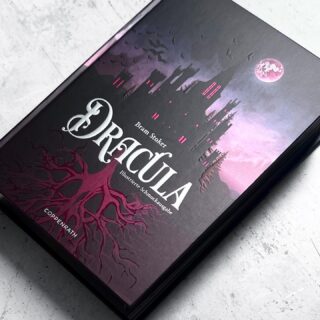 [Werbung I Rezensionsexemplar]🧛🏻‍♂️ Bram Stokers Dracula ist zwar nicht der erste literarische Vampir, aber wahrscheinlich der berühmteste. Selbst diejenigen, die den Roman des irischen Schriftstellers nicht gelesen haben, wissen, wer Dracula ist. 
Die Erstausgabe von »Dracula« erschien vor über Hundertzwanzig Jahren, im Jahr 1897. Mittlerweile gibt es viele verschiedene Ausgaben des Klassikers. Eine der schönsten ist meiner Meinung nach die Schmuckausgabe vom Coppenrath Verlag, die mit zehn aufwendig gestalteten Extras ausgestattet ist. Zudem ist die Schmuckausgabe durchgehend illustriert und mit einem Lesebändchen versehen. Die Eye-Catcher sind das atmosphärische Cover und der metallische Buchschnitt 💕

❗️Meine Rezension gibt es auf dem Blog www.endloseseiten.de (Link wie immer ganz oben in der Insta-Bio)

❓Habt ihr »Dracula« schon gelesen? Wie fandet ihr den Roman?

❤️ Vielen Dank an @coppenrathverlag für das Rezensionsexemplar!